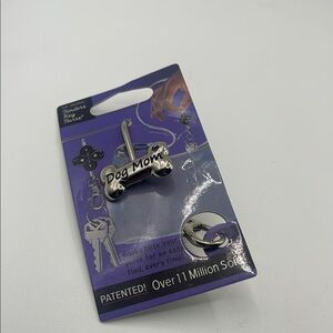 Dog Mom Key Holder -‎ Silver